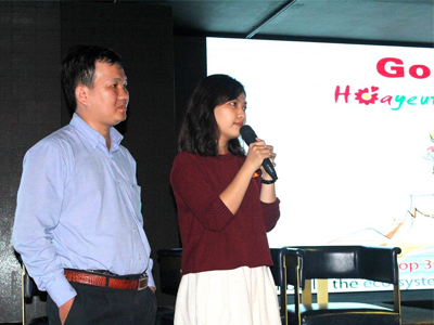 Team Hoayeuthuong.com’s presentation.